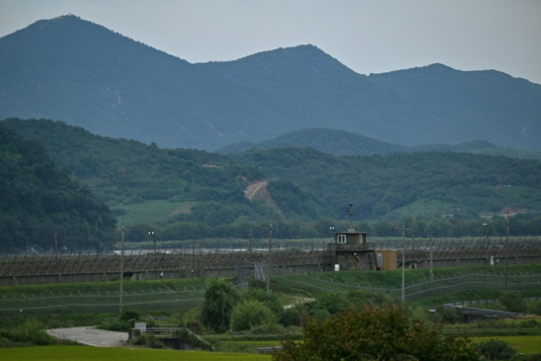 Un poste d'observation sud-coréen face au côté nord-coréen de la zone démilitarisée (ZDM) séparant les deux Corées, vu depuis Paju, le 12 septembre 2026 ( AFP / Lillian SUWANRUMPHA )