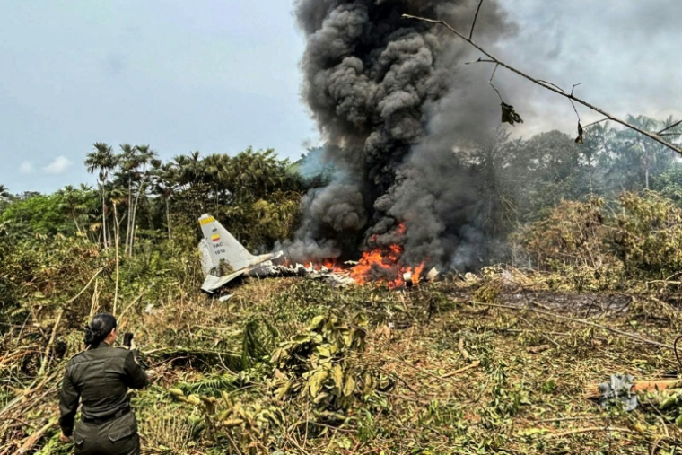 Des flammes et une épaisse fumée noire s'élèvent d'un Hercules de l'armée de l'air qui s'est écrasé au décollage à Puerto Leguizamo, en Colombie, le 23 mars 2026 ( AFP / daniel ortiz )