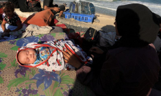 Les Palestiniens déplacés fuient l'opération militaire israélienne dans le nord de la bande de Gaza