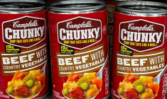 Des boîtes de soupe au bœuf de Campbell sont alignées dans les rayons d'un supermarché