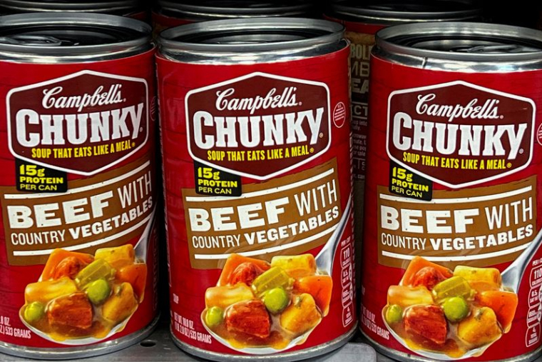 Des boîtes de soupe au bœuf de Campbell sont alignées dans les rayons d'un supermarché