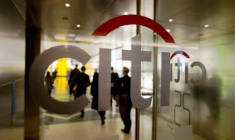 Des employés pénètrent dans l'immeuble de Citigroup à Londres