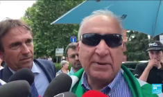 Devant l'hôpital de Milan, les admirateurs de Berlusconi saluent un homme "unique"