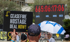 Des proches d'otages israéliens retenus à Gaza manifestent à Tel-Aviv pour réclamer l'arrêt de la guerre et la libération des captifs, lors de la visite de l'envoyé américain Steve Witkoff, le 2 août 2025 ( AFP / Jack GUEZ )