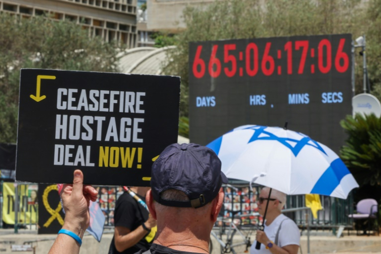 Des proches d'otages israéliens retenus à Gaza manifestent à Tel-Aviv pour réclamer l'arrêt de la guerre et la libération des captifs, lors de la visite de l'envoyé américain Steve Witkoff, le 2 août 2025 ( AFP / Jack GUEZ )