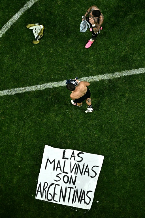 La banderole "Les Malouines sont argentines" sur la pelouse du stade d'Atlanta après la victoire de l'Argentine face à l'Angleterre (2-1) en demi-finale de la Coupe du monde le 15 juillet 2026 ( AFP / Jewel SAMAD )