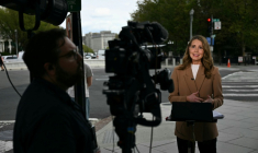 Une journaliste de CNN en duplex près de la Maison Blanche, à Washington, le 19 septembre 2026 ( AFP / Jim WATSON )