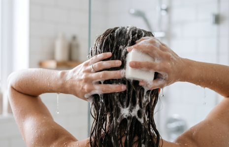 Entre défis de formulation et habitudes tenaces, le shampoing solide peine à s’imposer durablement. (crédit: Adobe Stock/photo générée par IA)