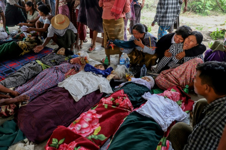 Birmans en pleurs le 12 mai 2025 aux funérailles de victimes d'un bombardement par la junte d'une école de Oe Htein Kwin, qui a fait 22 morts dont 20 enfants ( AFP / - )