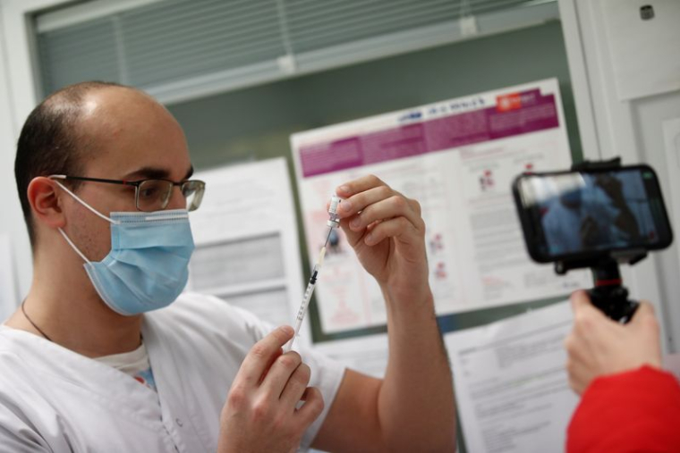 CORONAVIRUS: "LE SANITAIRE PREND TROP DE PLACE", DIT L'INFECTIOLOGUE ERIC CAUMES