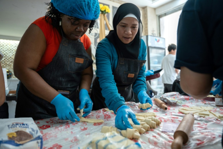 Des bénévoles préparent des croissants à Tres Marias, une organisation caritative qui soutient les travailleurs migrants à Beyrouth, le 15 mai 2026 au Liban ( AFP / Chantale SALAMEH )