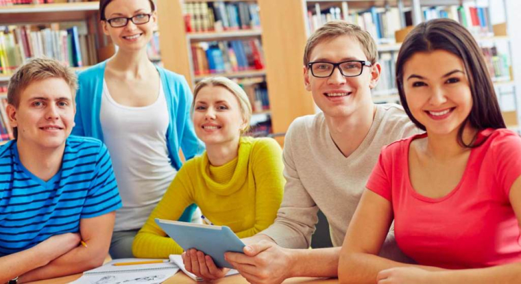 En détachant de votre foyer fiscal votre enfant, vous pouvez déduire de vos revenus 5.795 euros par an. (© DR)