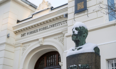 Un buste du Suédois Alfred Nobel devant l'Institut Nobel norvégien à Oslo, en Norvège, le 8 janvier 2026 ( AFP / Jonathan NACKSTRAND )