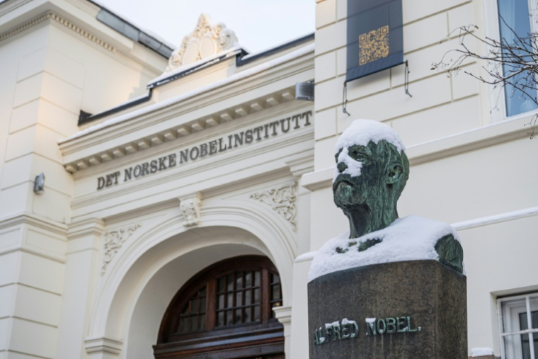 Un buste du Suédois Alfred Nobel devant l'Institut Nobel norvégien à Oslo, en Norvège, le 8 janvier 2026 ( AFP / Jonathan NACKSTRAND )