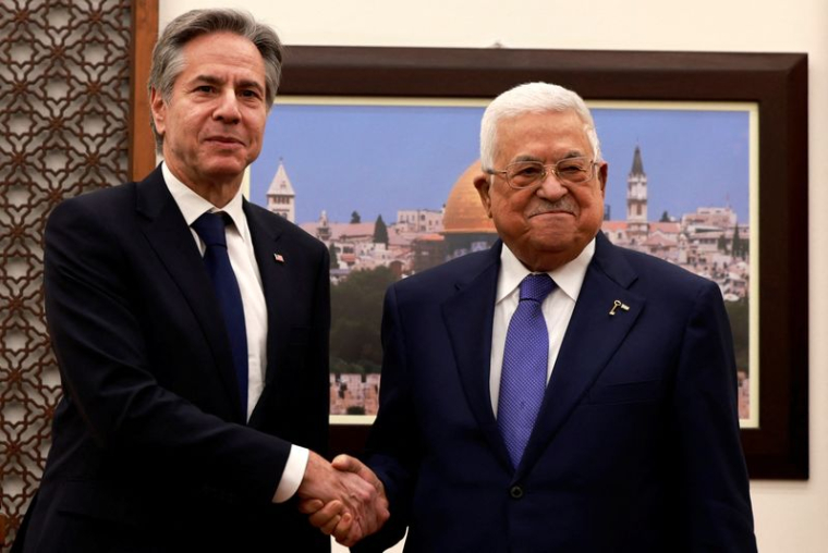 Le secrétaire d'État américain Antony Blinken rencontre le président palestinien Mahmoud Abbas