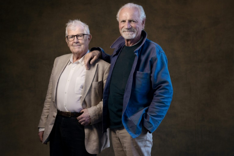 Le photographe Yann Arthus-Bertrand (d) et le démographe historien Hervé Le Bras, le 18 septembre 2025 à Paris ( AFP / JOEL SAGET )