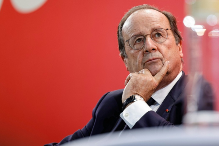 François Hollande le 16 novembre 2025, à Pontoise, dans le Val-d'Oise ( AFP / GEOFFROY VAN DER HASSELT )