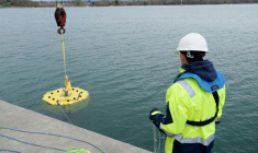 Avant un possible déploiement en haute mer, la société Impossible Metals teste son robot Eureka II, qui ne touche jamais le fond pour réduire l'impact sur l'écosystème lors de la collecte de galets métalliques, dans un lac à Collingwood,  dans le centre du Canada, le 1er mai 2025 ( AFP / John Wong )