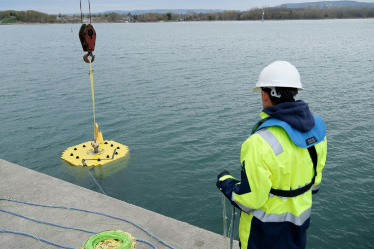 Avant un possible déploiement en haute mer, la société Impossible Metals teste son robot Eureka II, qui ne touche jamais le fond pour réduire l'impact sur l'écosystème lors de la collecte de galets métalliques, dans un lac à Collingwood, dans le centre du Canada, le 1er mai 2025 ( AFP / John Wong )