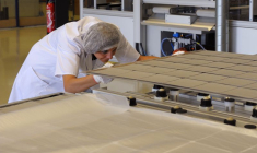 Un ouvrier construit un panneau solaire dans une usine à Sainte Marguerite, dans l'est de la France