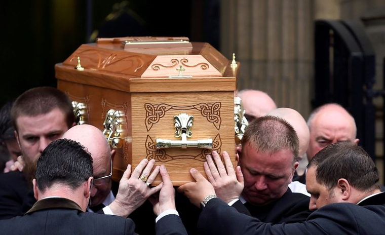 IRLANDE DU NORD: LA POLICE ARRÊTE QUATRE HOMMES EN LIEN AVEC LE MEURTRE DE LYRA MCKEE