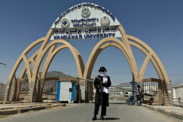 Un membre des forces de sécurité talibanes monte la garde à l'entrée de l'université de Kandahar, le 12 août 2026 en Afghanistan ( AFP / Sanaullah SEIAM )