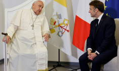 Le pape François et le président de la République Emmanuel Macron à Ajaccio en Cors-du-Sud le 15 décembre 2024 ( POOL / Ludovic MARIN )