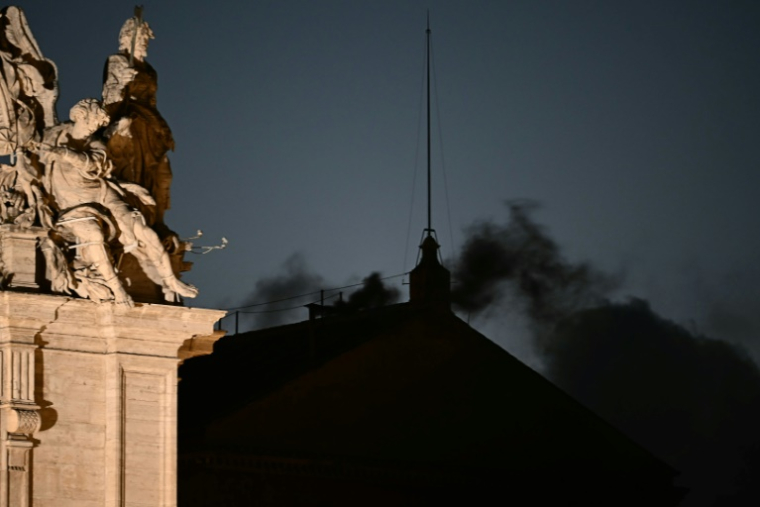 De la fumée noire s'échappe de la cheminée de la Chapelle Sixtine, le 7 mai 2025 au Vatican ( AFP / Filippo MONTEFORTE )