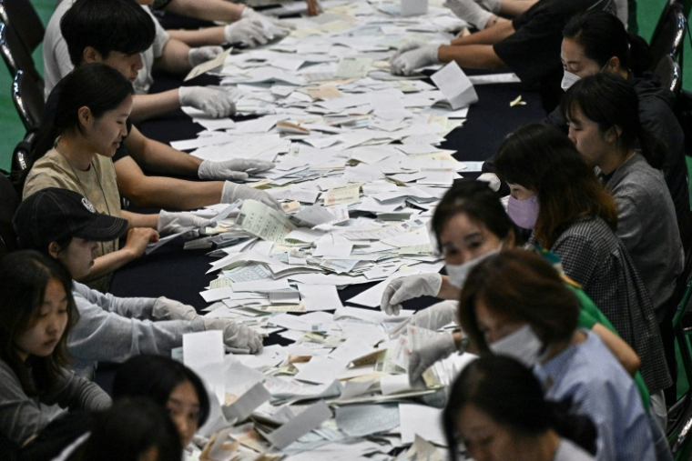 Dépouillement après les élections locales à Séoul, le 3 juin 2026 ( AFP / Pedro Pardo )