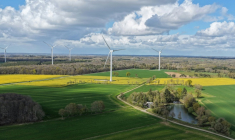 Photo d'éoliennes à Tinténiac, Ile-et-Vilaine, le 28 mars 2026 ( AFP / Damien MEYER )