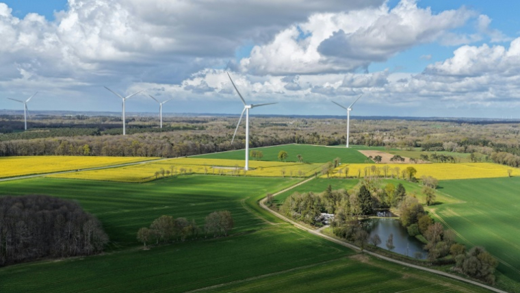 Photo d'éoliennes à Tinténiac, Ile-et-Vilaine, le 28 mars 2026 ( AFP / Damien MEYER )