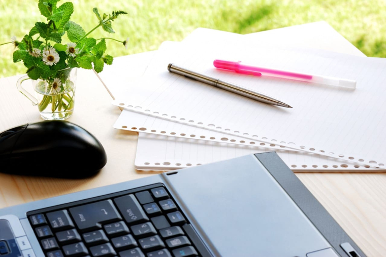 (Avant et pendant la trêve estivale, faites la check-list de ce que vous pouvez faire et qui serait utile à votre activité d'indépendant - Visuel Adobe Stock)