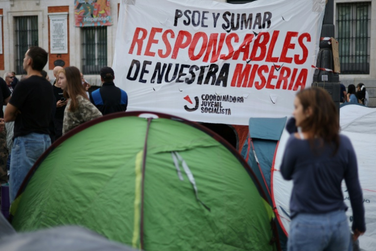 Des tentes dressées par des manifestants qui protestent contre les expulsions et la crise du logement, le 27 septembre 2026 à Madrid ( AFP / Thomas COEX )
