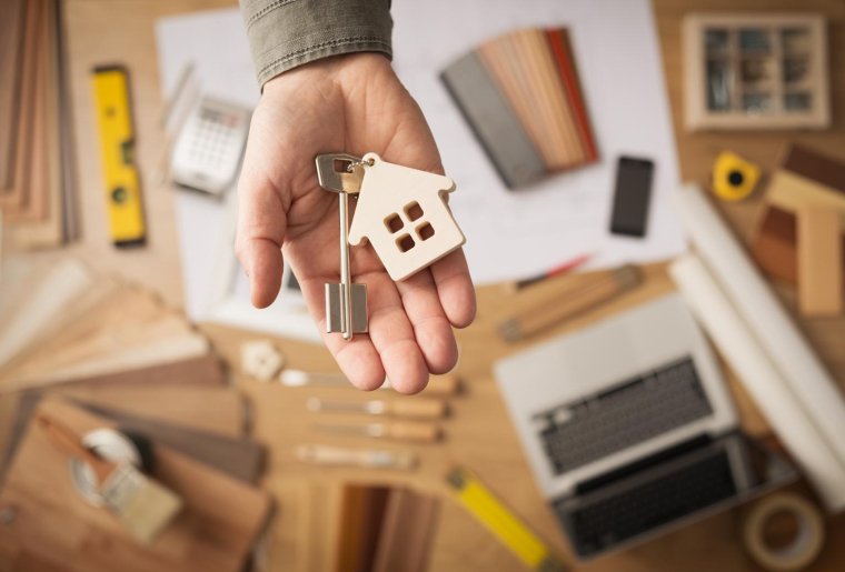 Les propriétaires et usufruitiers d’un bien immobilier acquittent chaque année la taxe foncière ( crédit photo : Stock-Asso/Shutterstock / Stock-Asso )