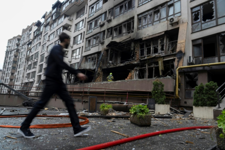 Un immeuble résidentiel endommaggé par une attaque russe, le 21 juillet 2025 à Kiev, en Ukraine ( AFP / OLEKSII FILIPPOV )