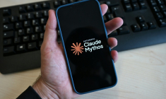 Anthropic a annoncé suspendre ses deux nouveaux modèles, sa version très restreinte Mythos 5 et sa déclinaison bridée pour le grand public, Fable 5, afin de se conformer à une injonction des autoriés américaines ( AFP / Nicolas TUCAT )