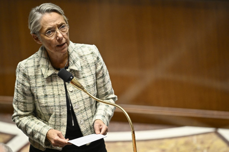 La Première ministre Élisabeth Borne s'adresse aux députés à l'Assemblée nationale, mardi 17 octobre.  ( AFP / JULIEN DE ROSA )