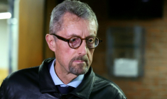 Bernard Bajolet, ancien directeur de la DGSE, arrive au tribunal de Bobigny pour l'ouverture de son procès, le 6 novembre 2025 ( AFP / ALAIN JOCARD )