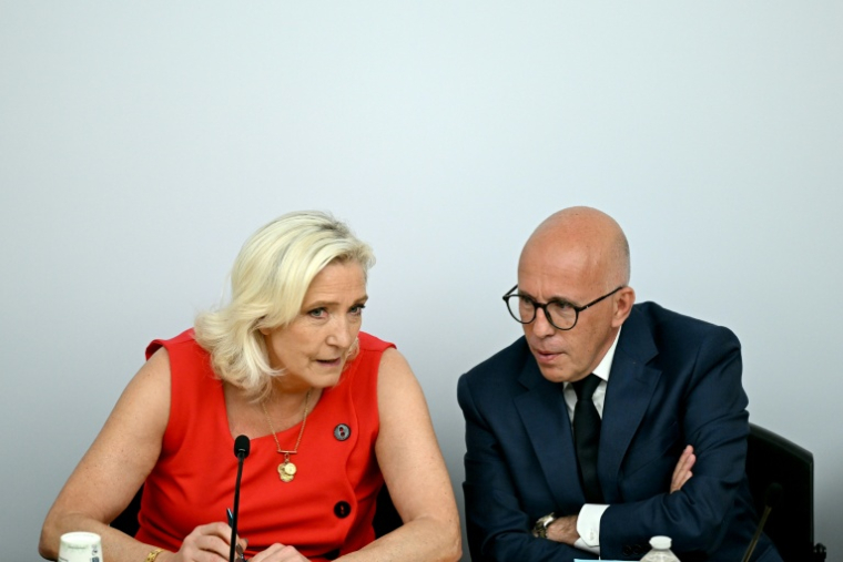 Marine Le Pen et Eric Ciotti lors d'une "convention de l'Union nationale" réunissant des parlementaires nationaux et européens de l'alliance RN-UDR, le 28 juin 2025 à Paris ( AFP / Julie SEBADELHA )
