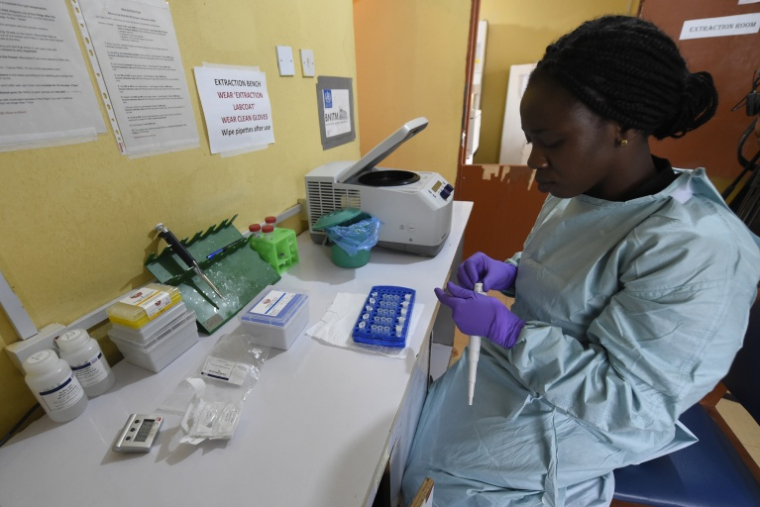 Au laboratoire de l’Institut de recherche et de contrôle de la fièvre de Lassa, une cousine d'Ebola,à l’hôpital universitaire spécialisé d’Irrua, à Irrua, dans l’État d’Edo, au centre-ouest du Nigeria, le 6 mars 2018 ( AFP / PIUS UTOMI EKPEI )