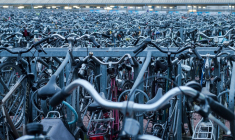 Cet immense parking aux Pays-Bas peut accueillir plus de 12.000 vélos (Crédit Photo: Héctor Martínez - Unsplash)