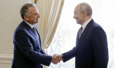 Photo fournie par l'agence de presse russe Sputnik montrant le président russe Vladimir Poutine (d) et l'envoyé spécial américain Steve Witkoff à Saint-Pétersbourg, le 21 octobre 2026 ( POOL / Gavriil GRIGOROV )