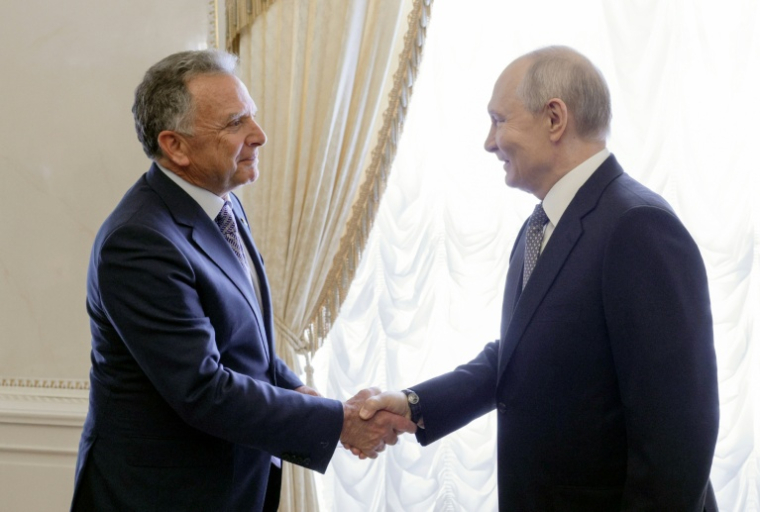 Photo fournie par l'agence de presse russe Sputnik montrant le président russe Vladimir Poutine (d) et l'envoyé spécial américain Steve Witkoff à Saint-Pétersbourg, le 21 octobre 2026 ( POOL / Gavriil GRIGOROV )