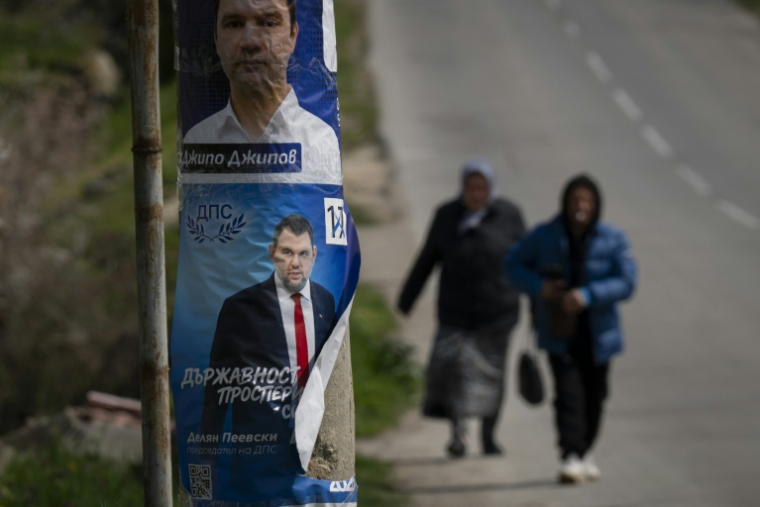 Affiches électorales des candidats aux législatives bulgares Delyan Peevski (en bas) et Djipo Djipov, le 14 avril 2026 près de Razgrad, en Bulgarie ( AFP / Nikolay DOYCHINOV )