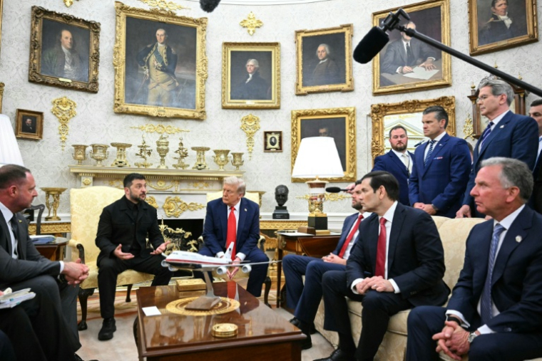 Le président ukrainien Volodymyr Zelensky et le président américain Donald Trump dans le bureau ovale de la Maison Blanche à Washington, DC, le 18 août 2025 ( AFP / Mandel NGAN )