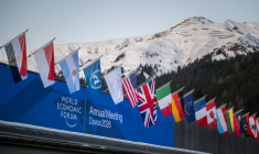Le Forum économique de Davos va offrir mardi une tribune aux dirigeants européens à la veille de l'arrivée dans la station suisse de Donald Trump, qui les menace au Groenland ( AFP / Fabrice COFFRINI )