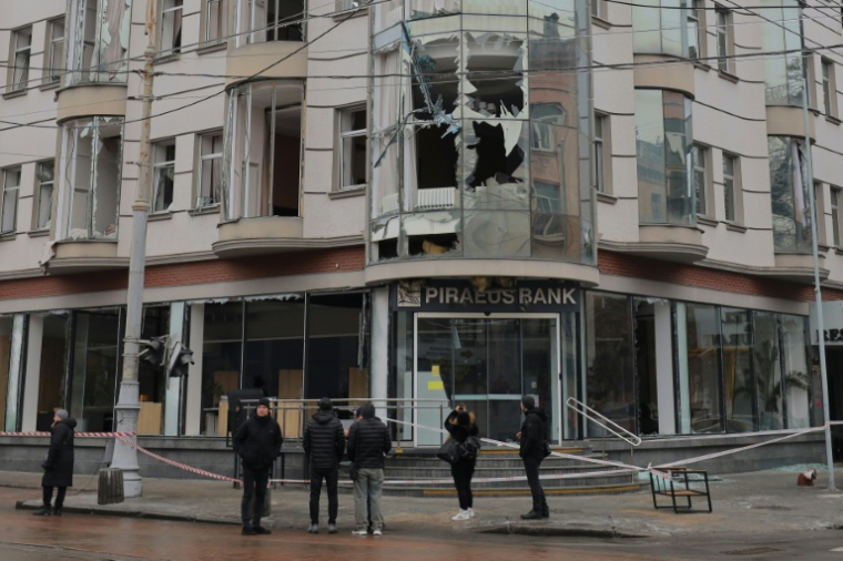 Des habitants constatent les dégâts d'une frappe russe sur un immeuble résidentiel à Odessa, le 27 janvier 2026 ( AFP / Oleksandr GIMANOV )