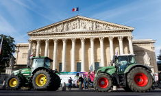 Mobilisation des agriculteurs devant le Palais-Bourbon, à Paris