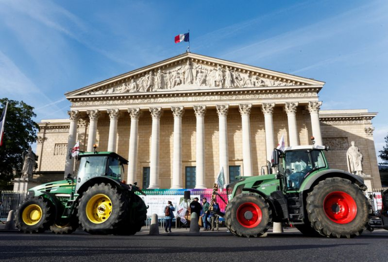 Mobilisation des agriculteurs devant le Palais-Bourbon, à Paris