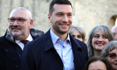 Le président du rassemblement national (RN) Jordan Bardella (C) et Christophe Barthès (G), le candidat RN à la mairie de Carcassonne, le 7 février 2026 à Carcassonne ( AFP / Valentine CHAPUIS )